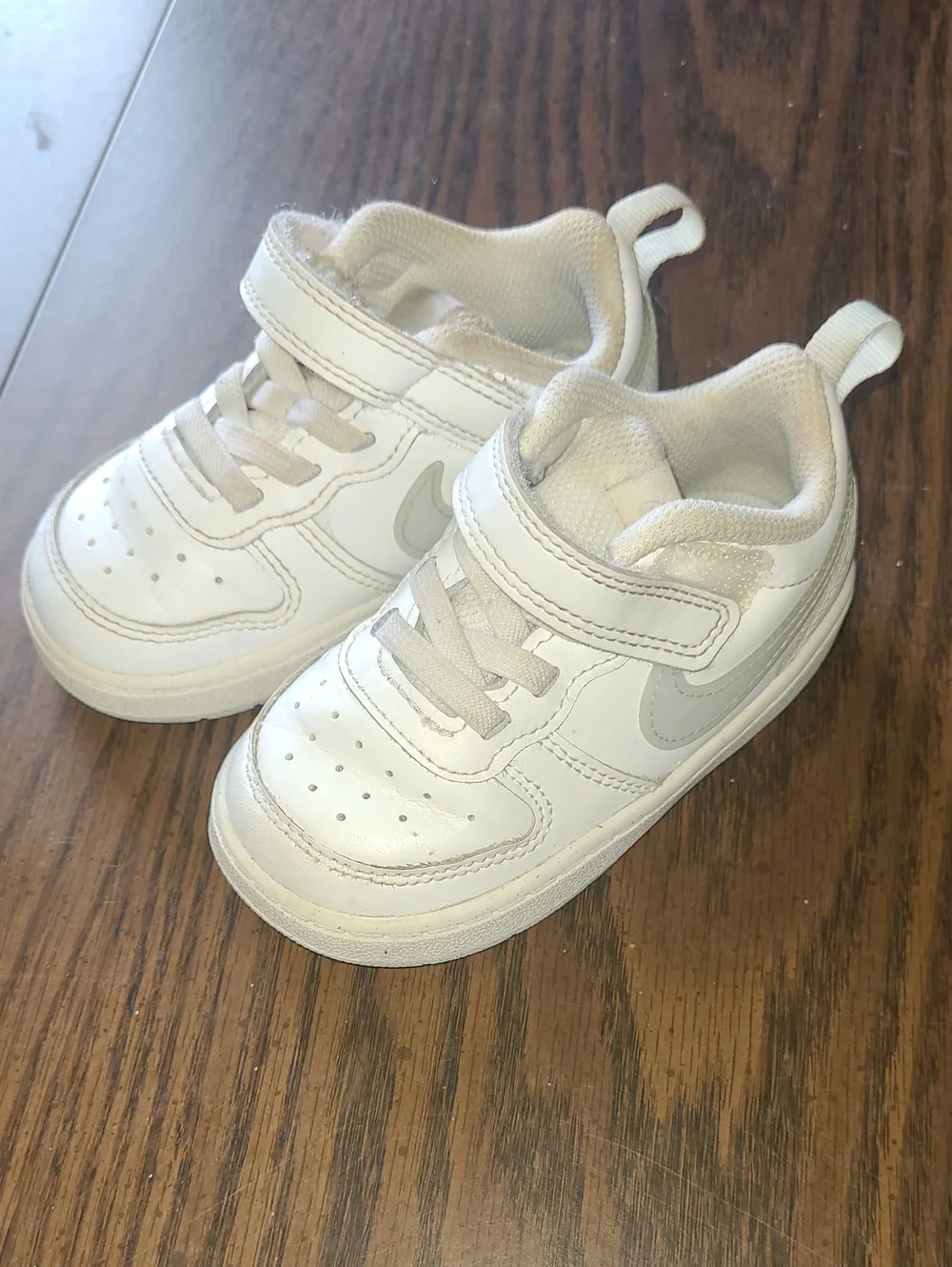 Nike Baby White Low-Top Sneakers with Hook-and-Loop Strapbsize 6c
